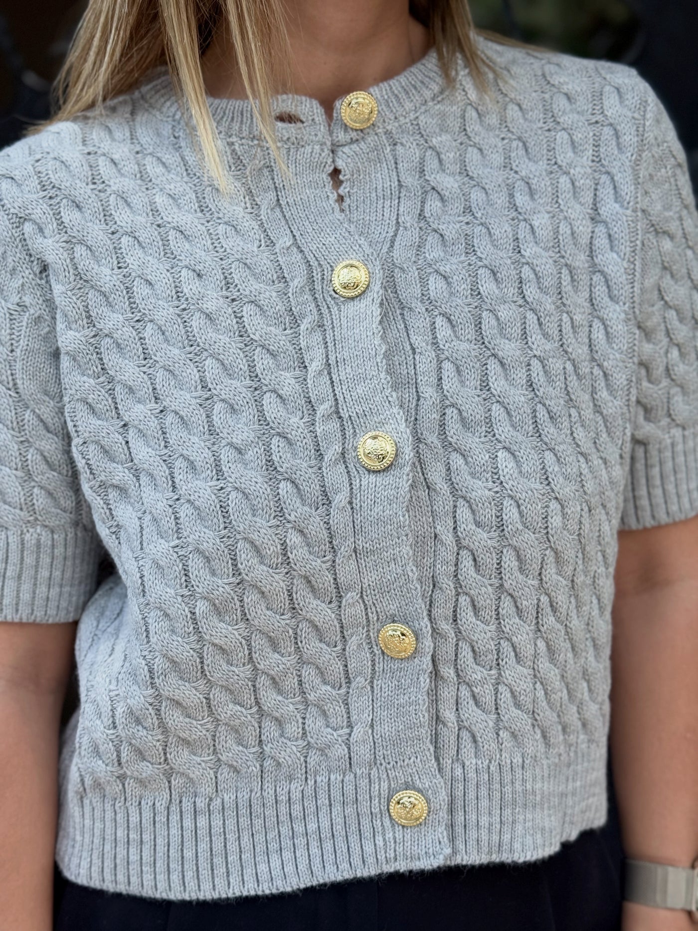 Gri Düğme Detaylı Örgü Hırka