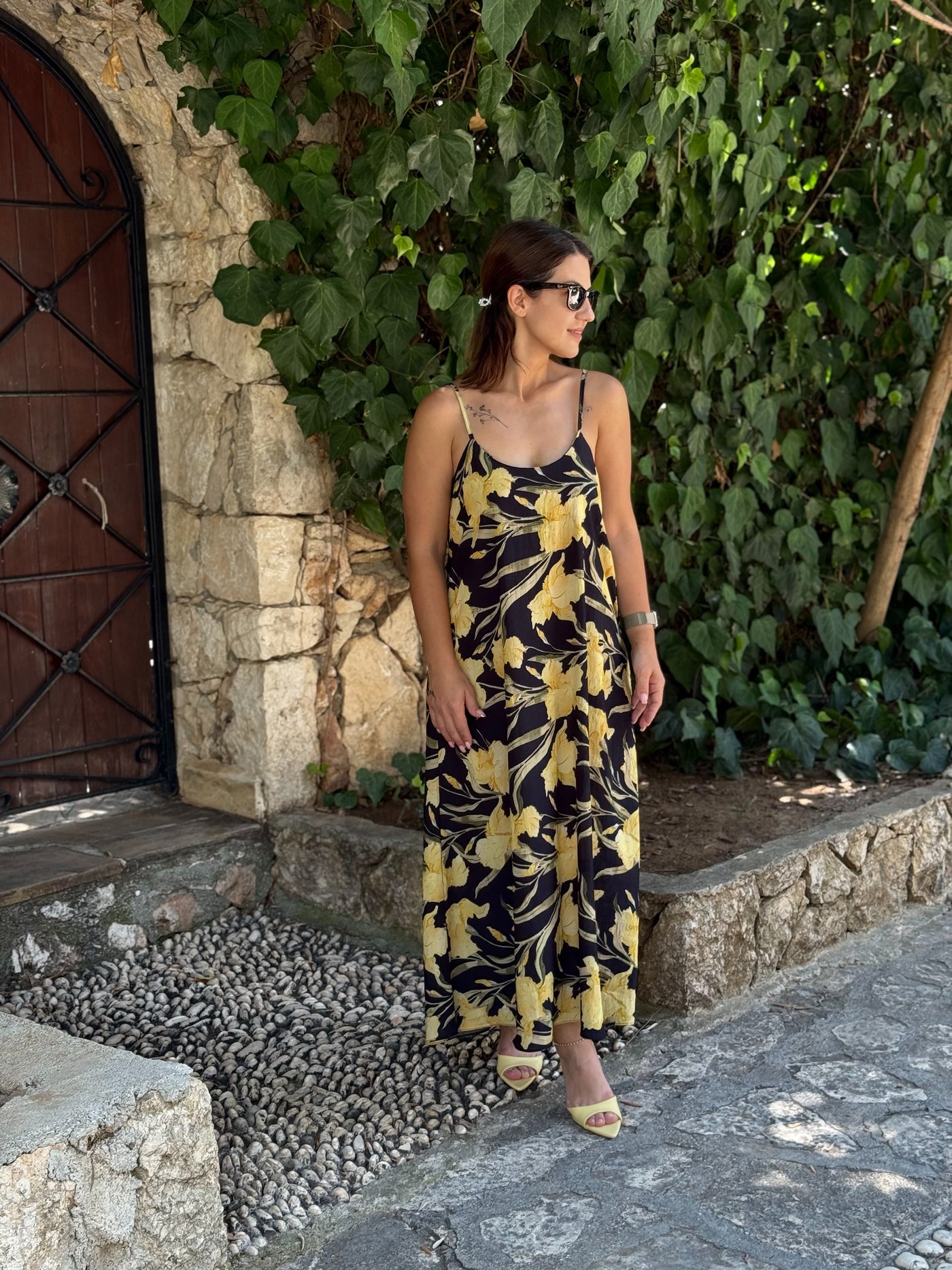 Sarı Çiçekli Siyahlı Elbise