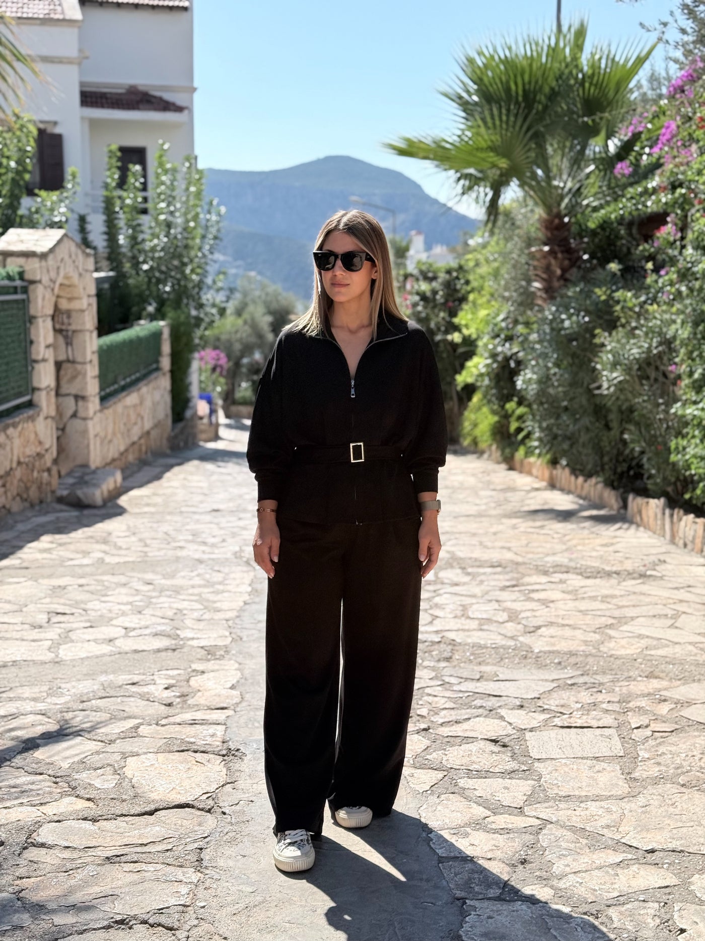 Kemerli Siyah Pantolonlu Takım