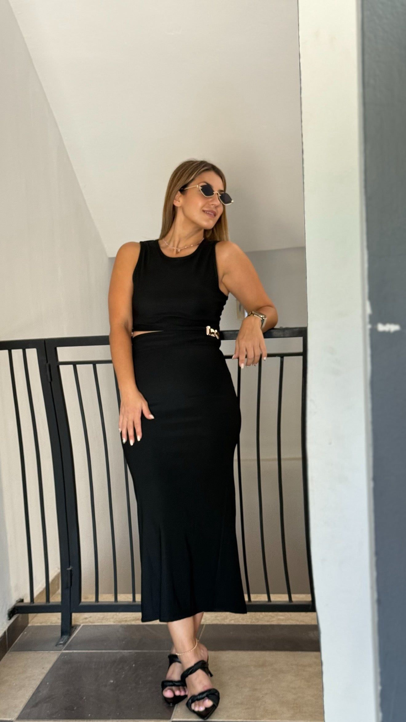 Siyah Gold Aksesuarlı Uzun Elbise