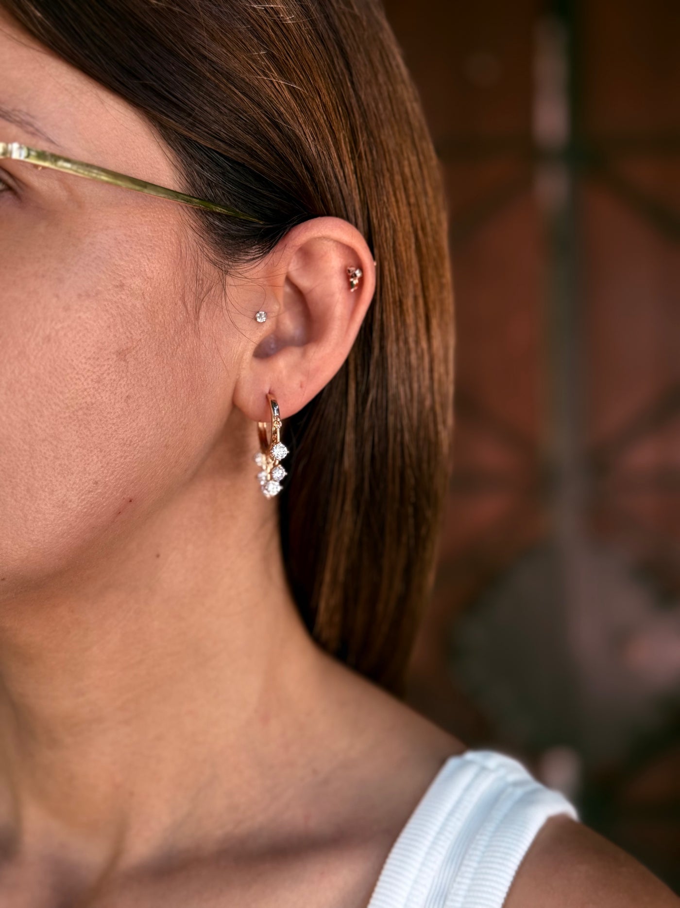 Beyaz Taşlı Sallantılı Küpe